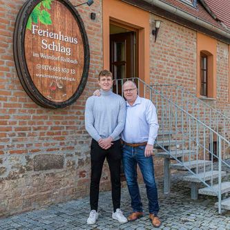 Team von Ferienwohnungen im Ferienhaus Schlag im Weindorf Roßbach bei Naumburg im Saale-Unstrut-Weinanbaugebiet