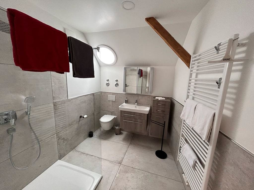 Fotos vom Apartment 5 im Ferienhaus Alte Schmiede der Familie Schlag im Weindorf Roßbach bei Naumburg im Saale-Unstrut-Weinanbaugebiet