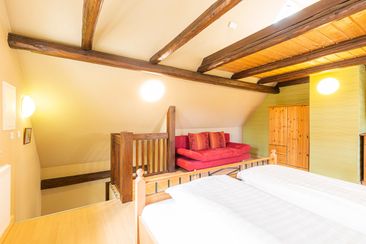 Bilder der FeWo 1 von Ferienwohnungen im Ferienhaus Schlag im Weindorf Roßbach bei Naumburg im Saale-Unstrut-Weinanbaugebiet