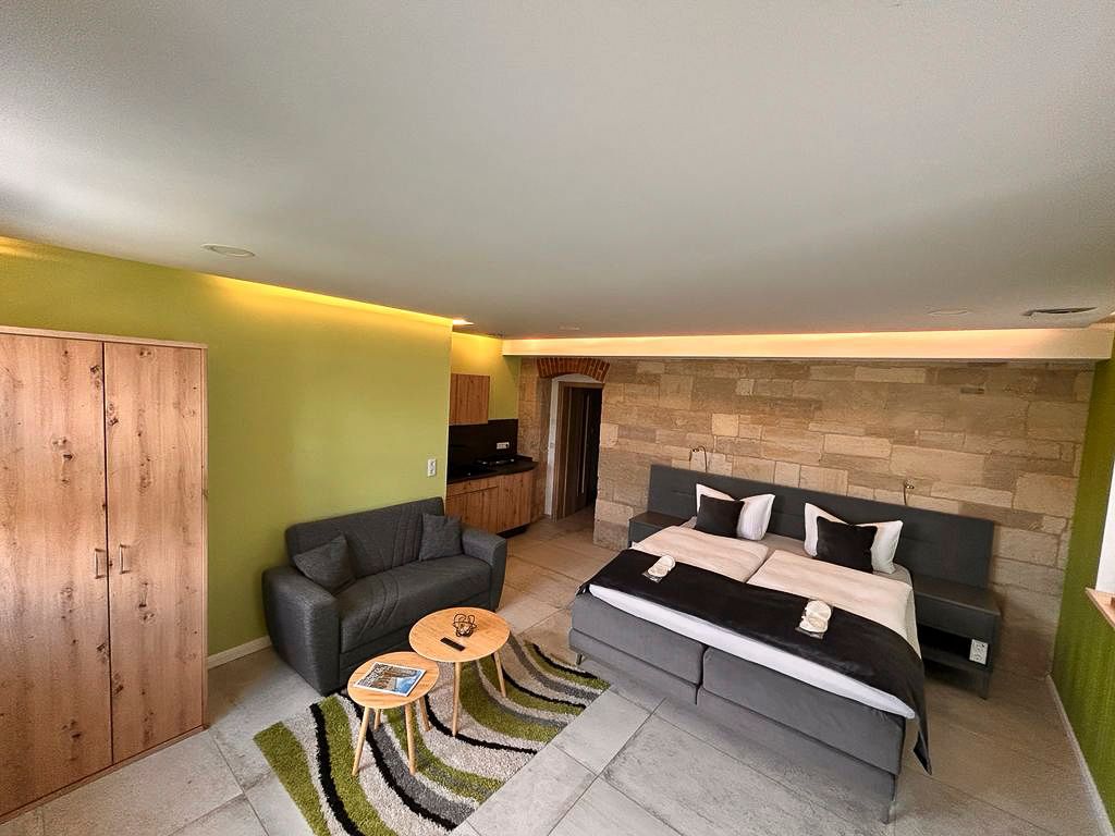Fotos vom Apartment 2 im Ferienhaus Alte Schmiede der Familie Schlag im Weindorf Roßbach bei Naumburg im Saale-Unstrut-Weinanbaugebiet